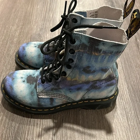 NWT Doc Martens Blue Summer Tie Dye Combat Boots Size 6 - Picture 2 of 6